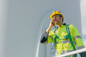 trabajador-gestionando-incidentes-laborales-por-radio